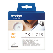 Rouleau d'étiquettes Brother original – Noir sur blanc, 24 mm - DK-11218. Ces étiquettes de taille standard peuvent être utilisées pour les logos, les codes-barres, les badges visiteurs ou les informations relatives aux expéditions. QL-700, QL-1100, QL-600B, QL-800, QL-810W, QL-820NWB, QL-1110NWB, QL-820NWBVM, QL-1050, QL-1060N