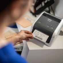 Imprimante étiquettes très haut débit Brother - TD-4520DN. Connectivité réseau. Résolution d'impression professionnelle de haute qualité jusqu'à 300 dpi. Vitesse d'impression jusqu'à 6 images par seconde. Impression d'étiquettes jusqu'à 4,27 pouces / 108 mm de large. Simplicité d'utilisation avec calibration, détection et sélection automatique des supports. Prêt à fonctionner avec les applications iOS et Android